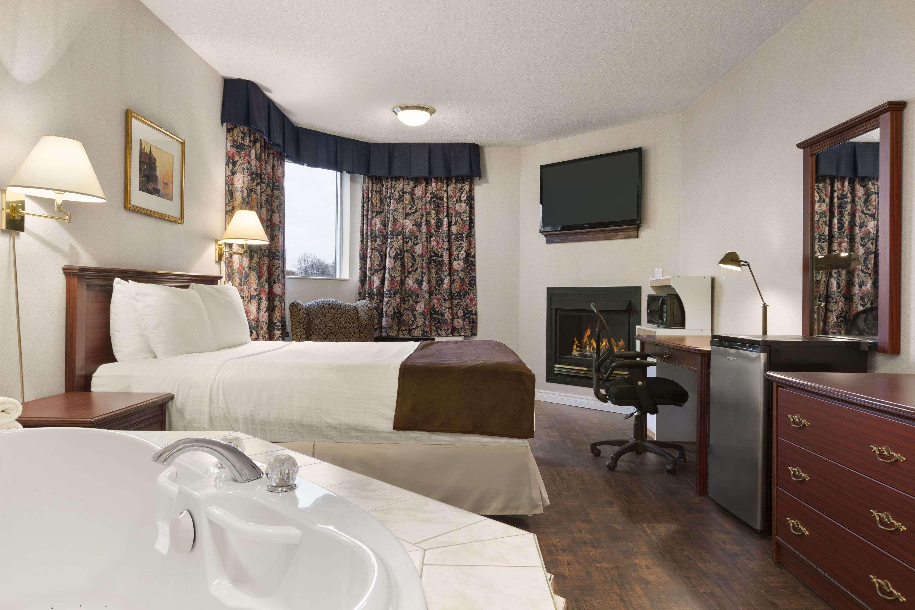 Days Inn By Wyndham Brockville Bagian luar foto