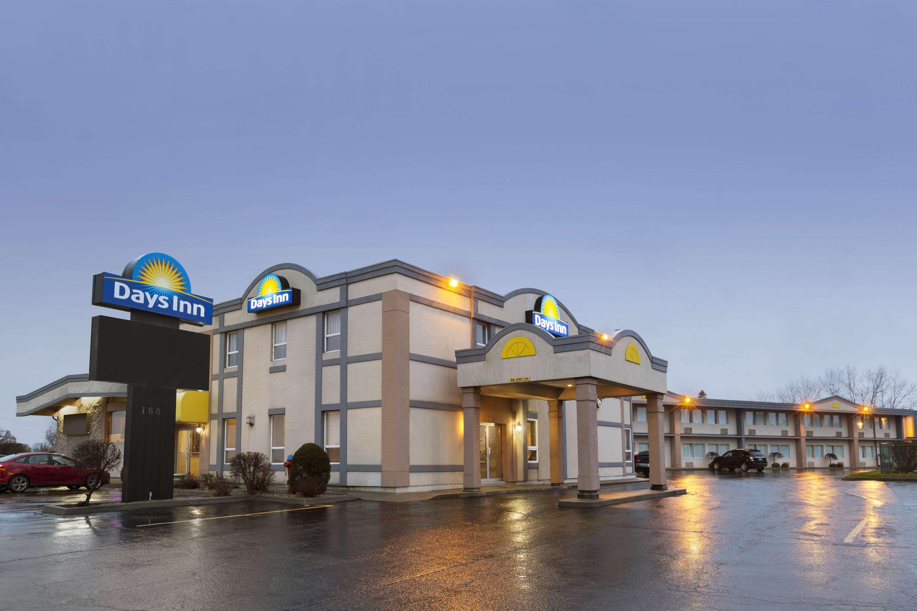 Days Inn By Wyndham Brockville Bagian luar foto