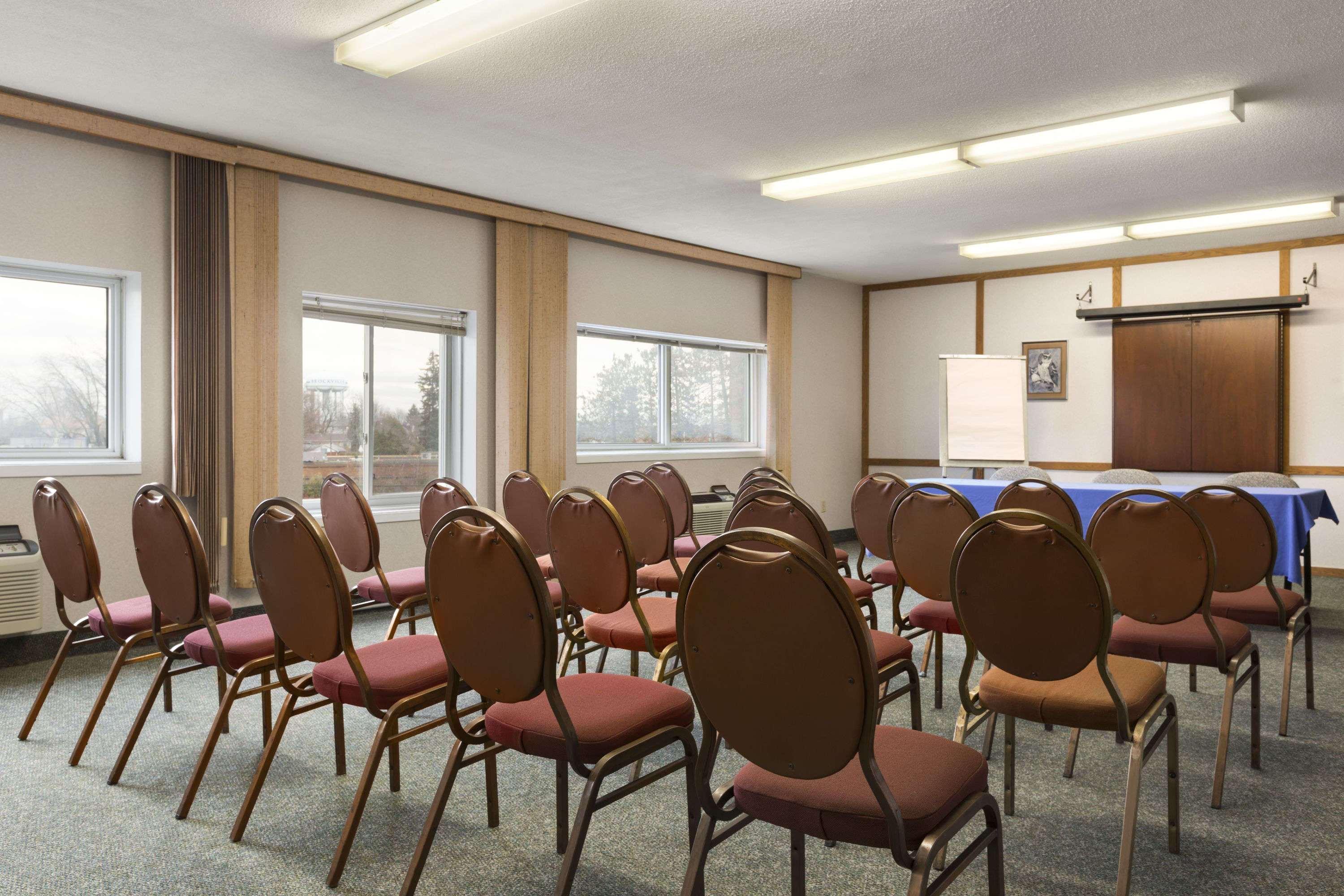 Days Inn By Wyndham Brockville Bagian luar foto