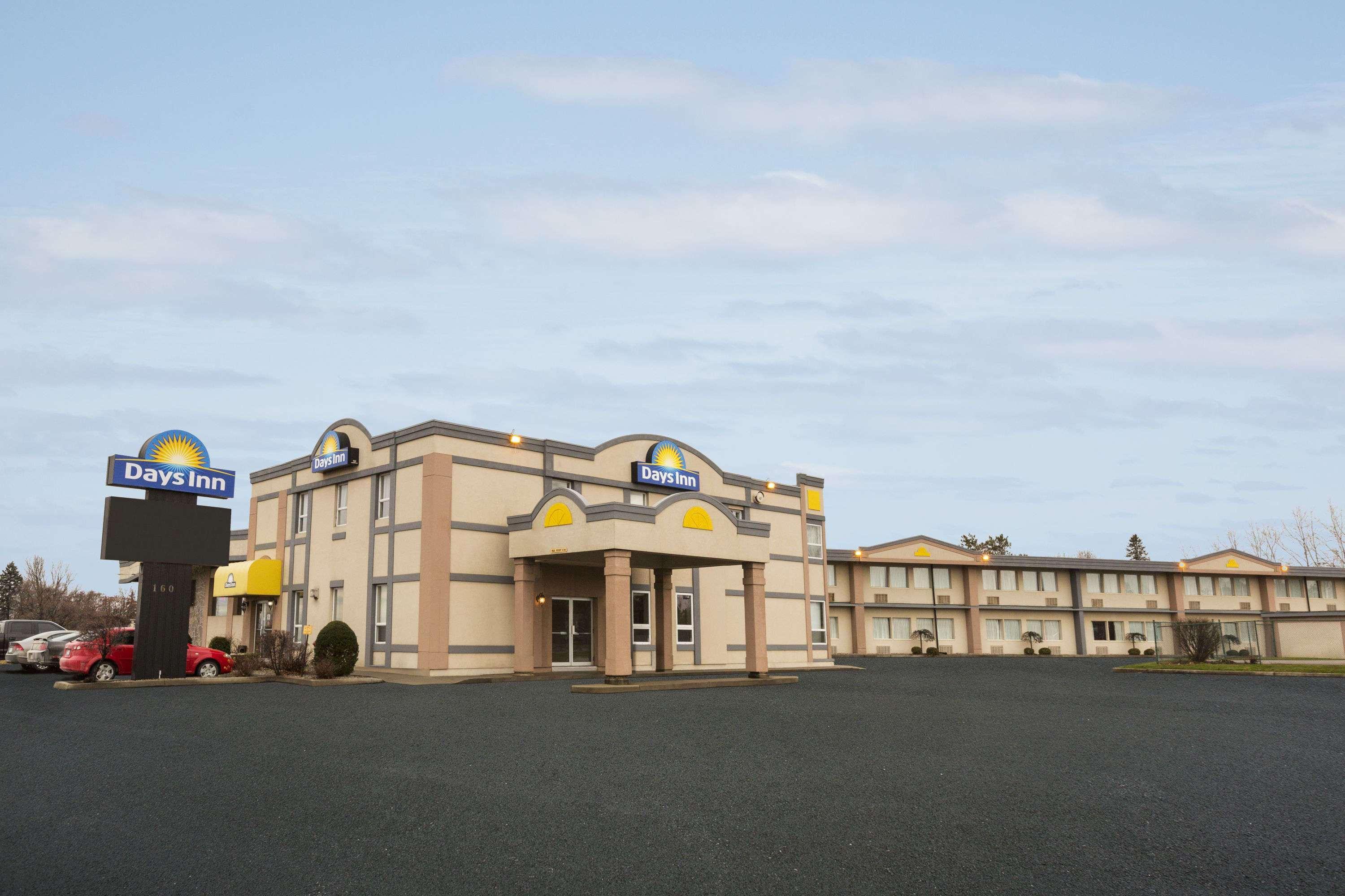 Days Inn By Wyndham Brockville Bagian luar foto