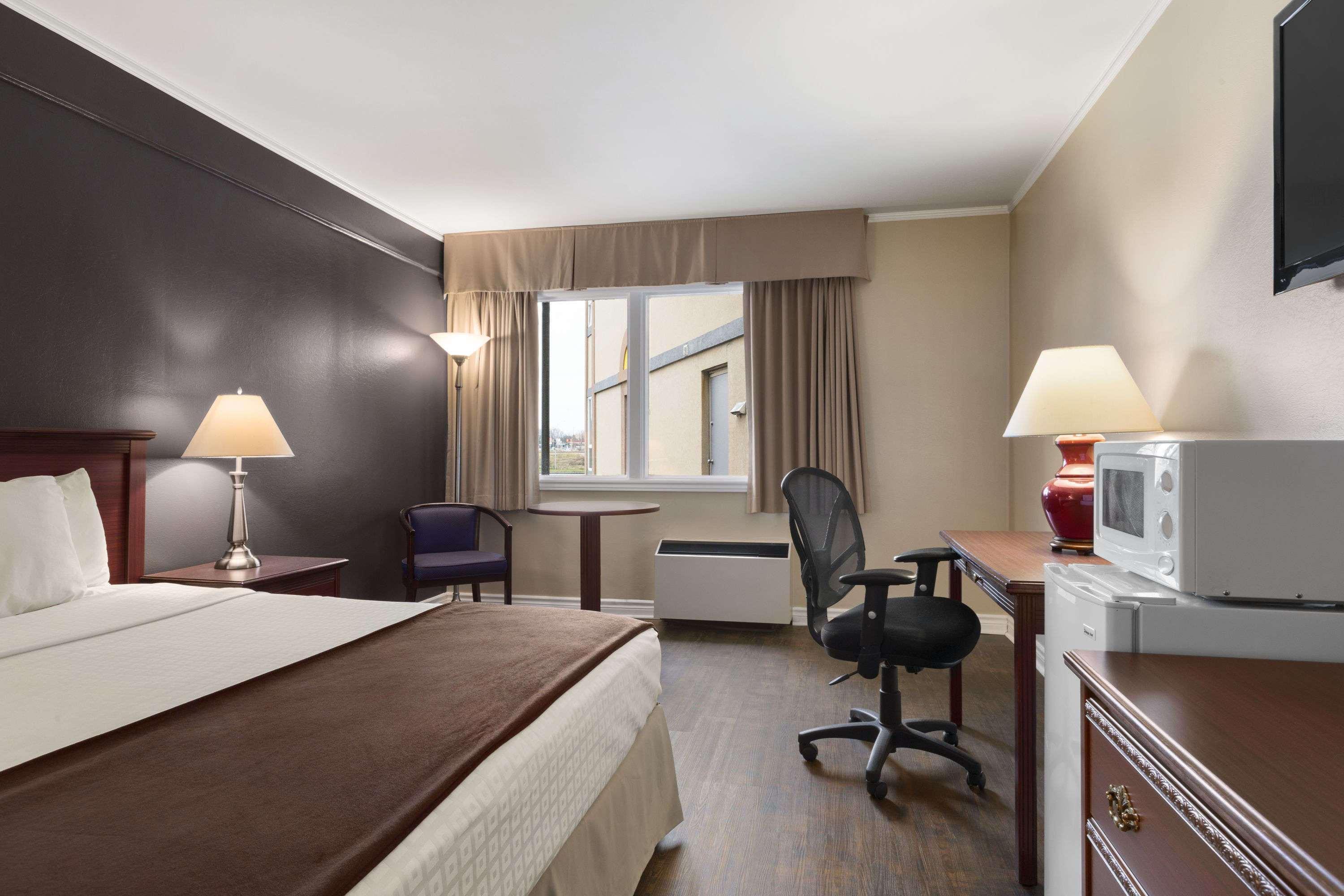 Days Inn By Wyndham Brockville Bagian luar foto