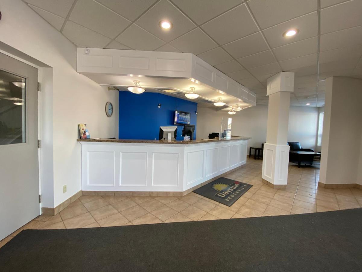 Days Inn By Wyndham Brockville Bagian luar foto