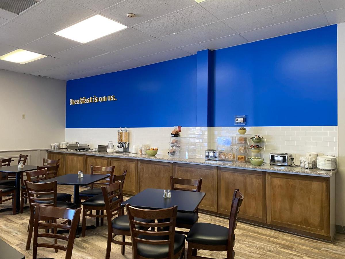 Days Inn By Wyndham Brockville Bagian luar foto