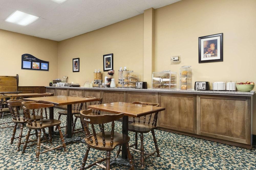 Days Inn By Wyndham Brockville Bagian luar foto