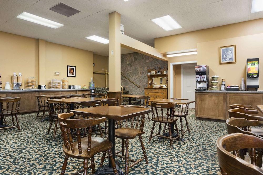 Days Inn By Wyndham Brockville Bagian luar foto