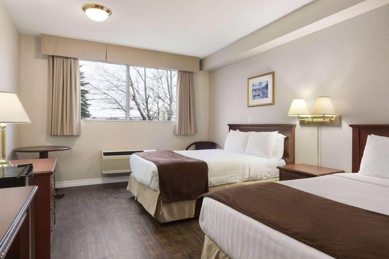 Days Inn By Wyndham Brockville Bagian luar foto